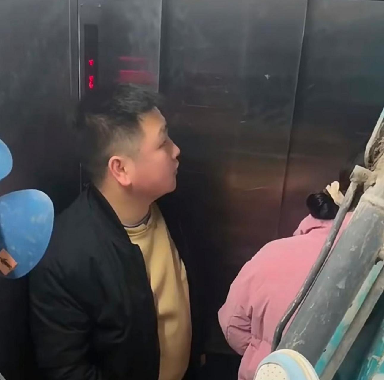 这年头勾机也,坐上电梯了. #搞笑趣味图