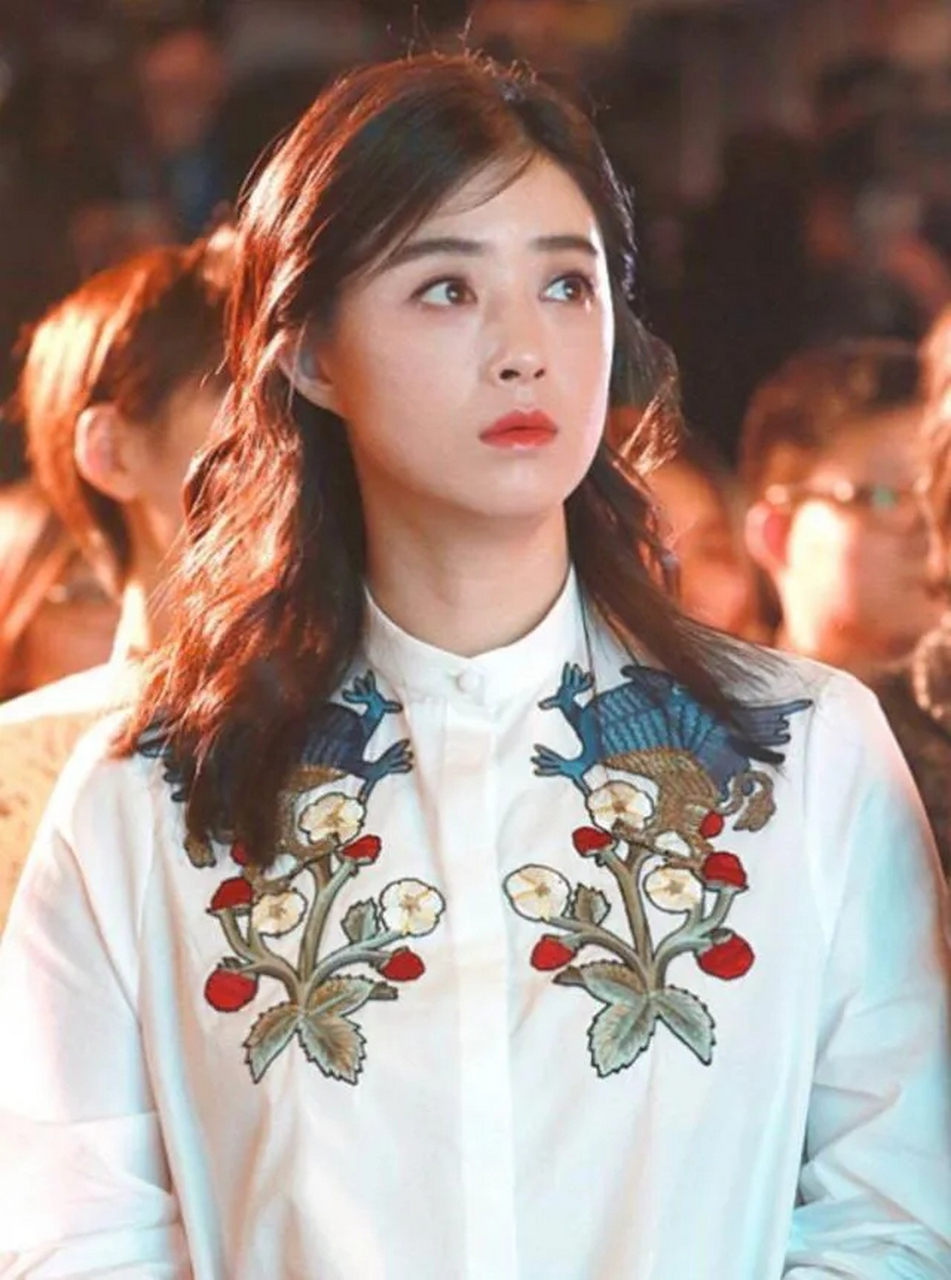 蒋欣瘦出新高度 穿衬衫减龄又利落,在生图镜头下也很美!