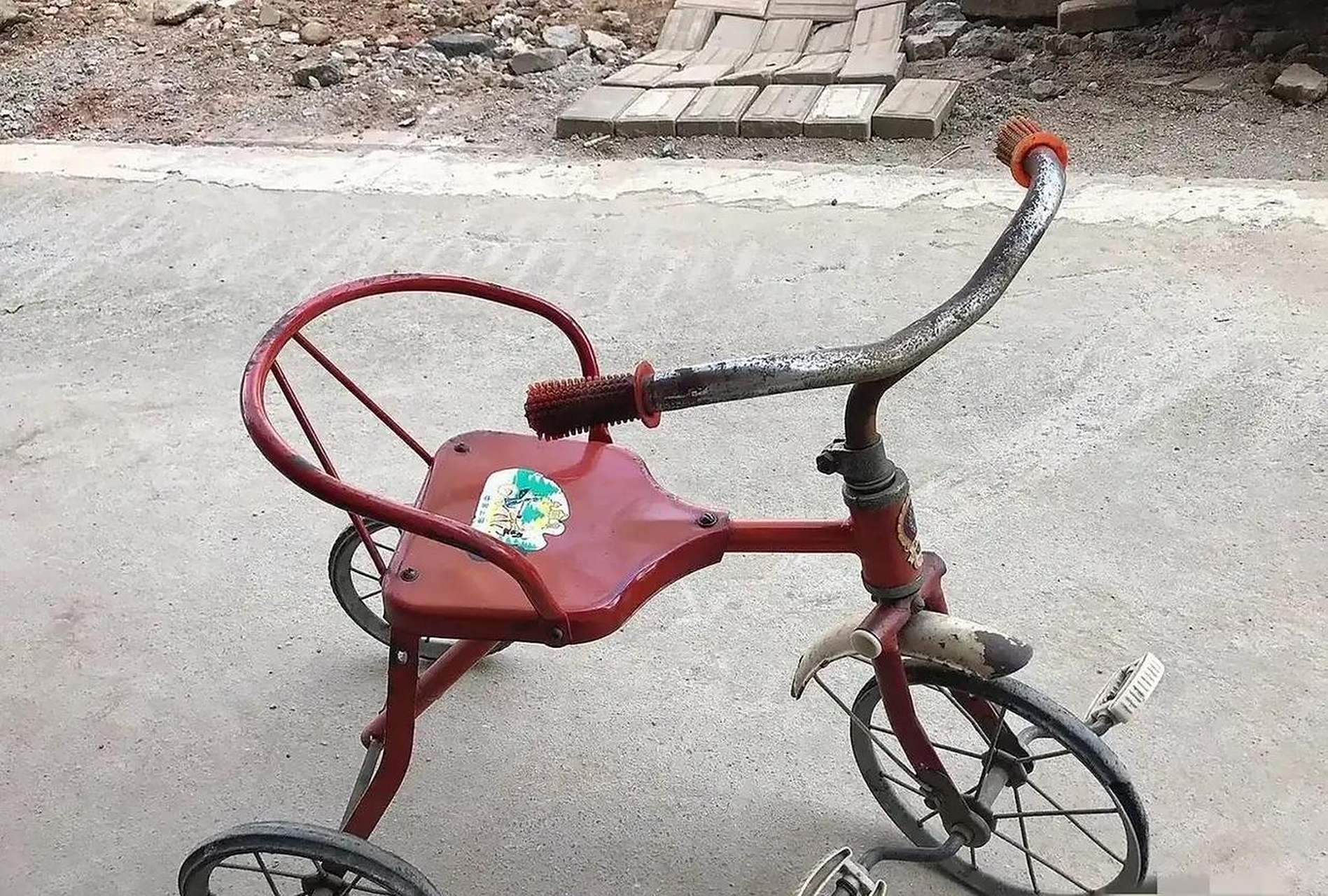 八十年代小三轮,车胎实心的有些磨损了. 坐过这个的估计都当爷爷了吧!