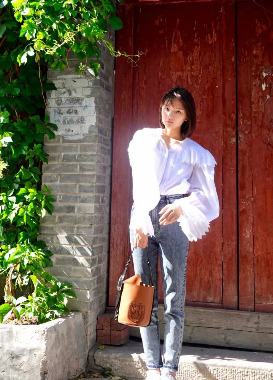 江疏影和任敏分享了同款etro娃娃领白衬衫的款式.