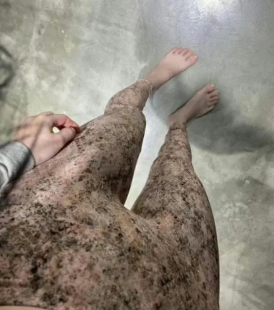 网友:新买的裤子,不知道的还以为是腿毛呢!