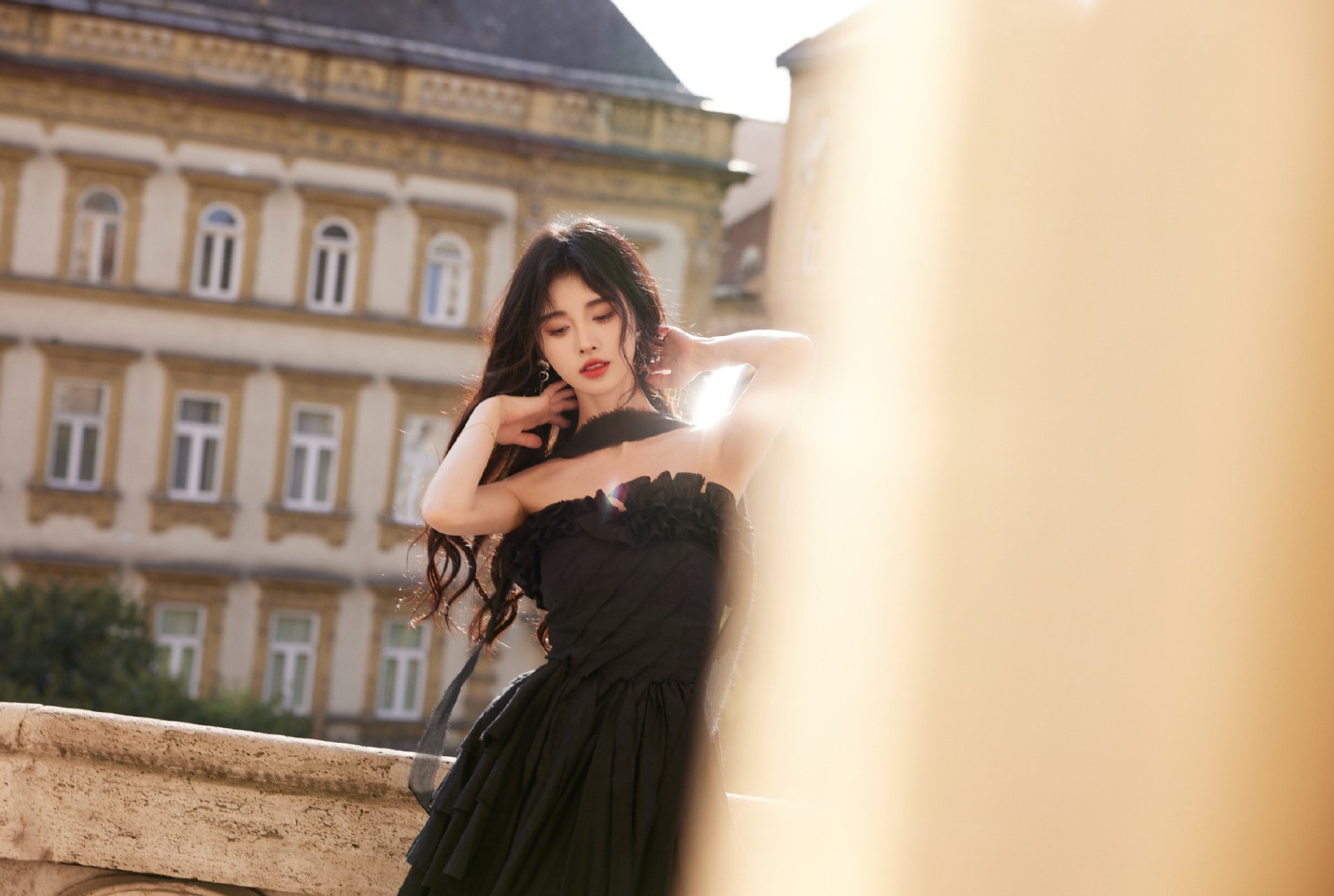 鞠婧祎匈牙利旅行随拍,午后阳光缀满古老城市的街道,很美的黑裙古堡