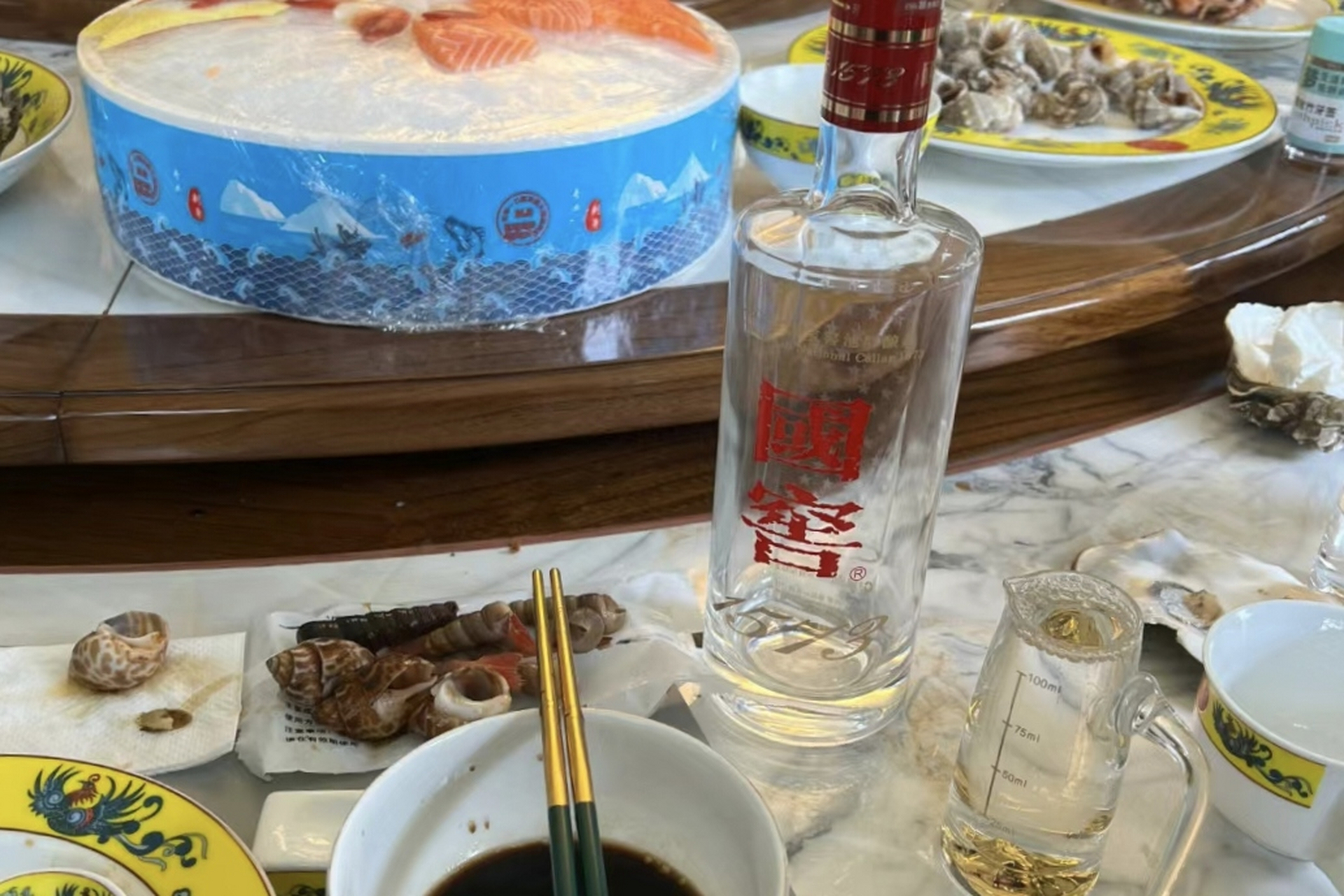 来我家游玩,父亲在饭店安排一场饭局,结果二叔偷偷点了一瓶国窖1573