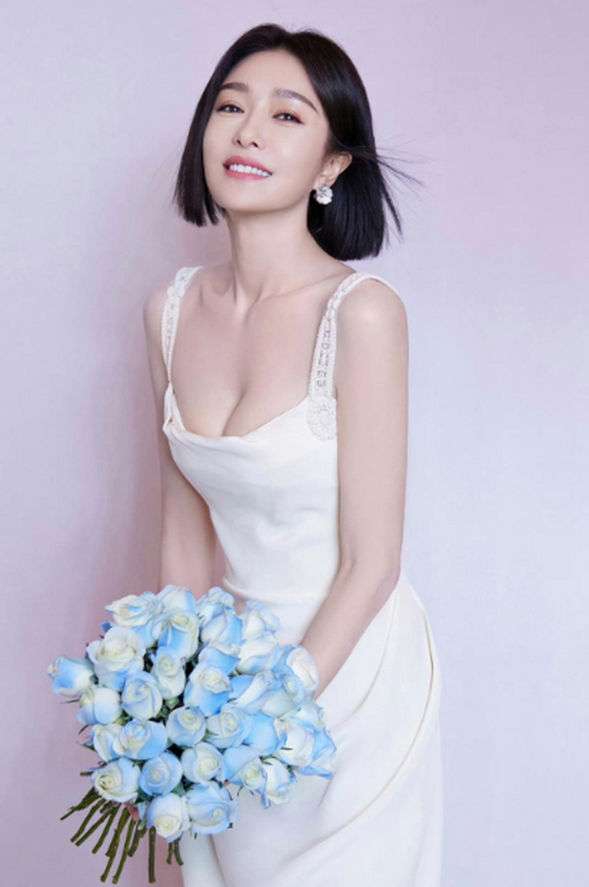 美女明星秦岚时尚低胸吊带连衣裙性感大片