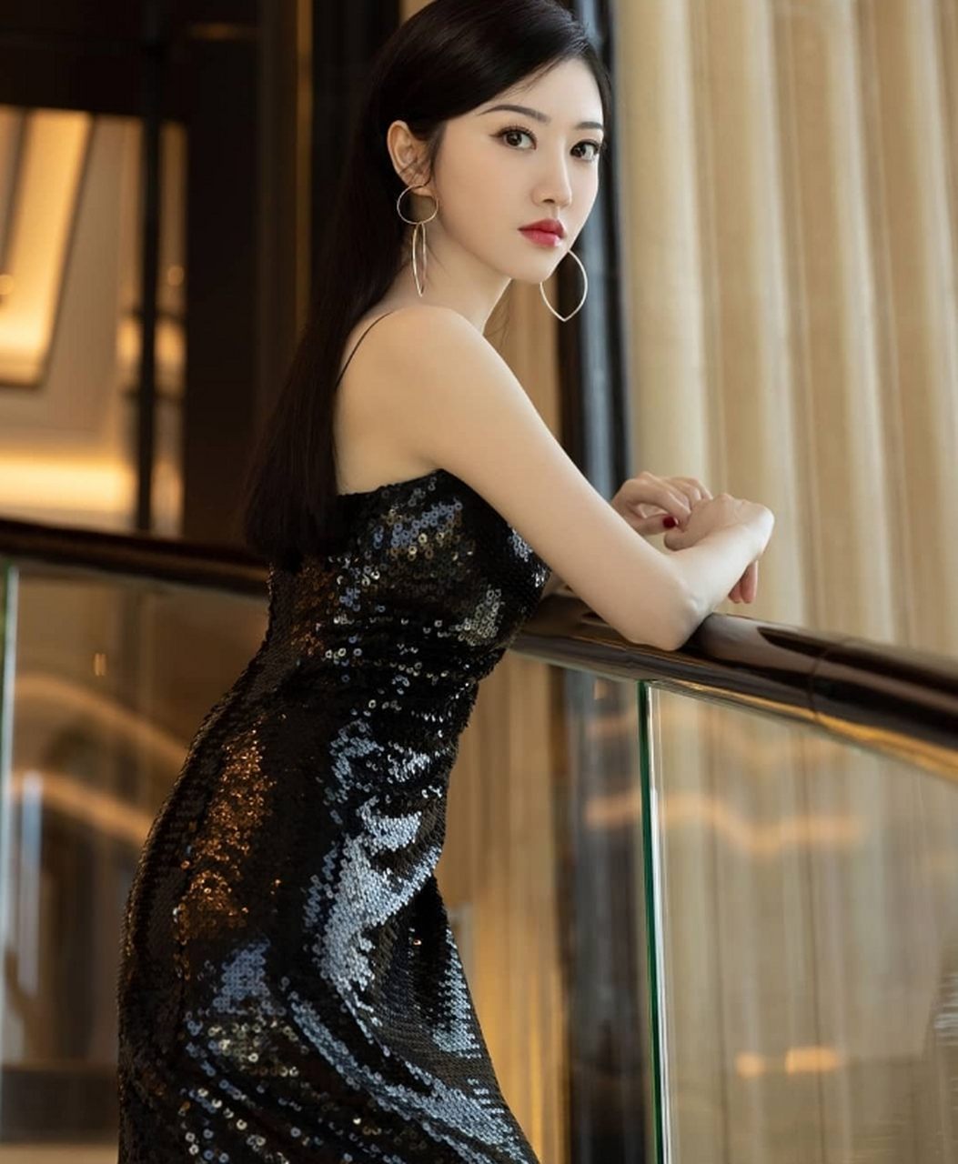 香艳迷人的人间富贵花#景甜# 身穿黑色亮片吊带裙,貌若天仙,身姿窈窕