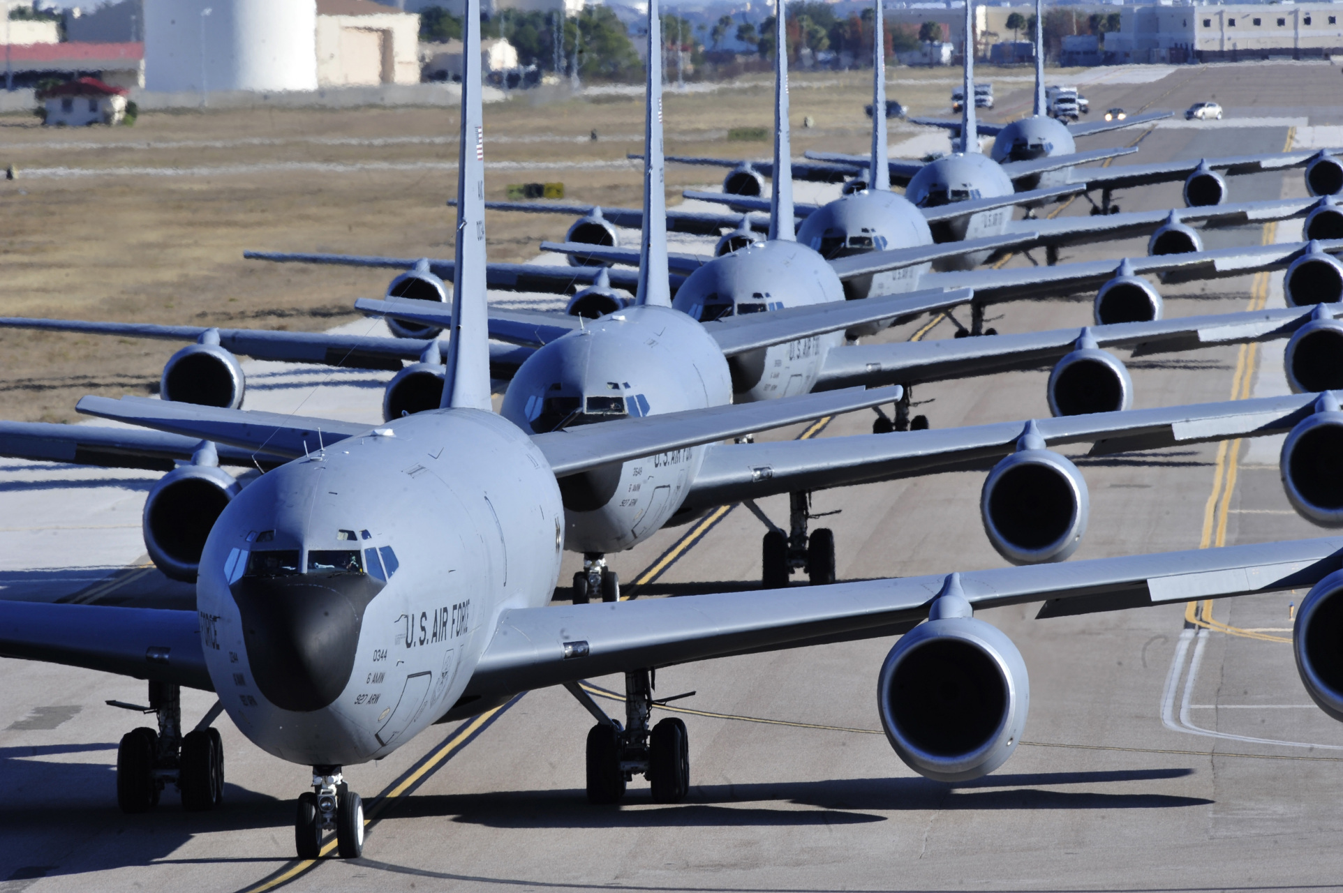 其中数量最多的是kc-135空中加油机