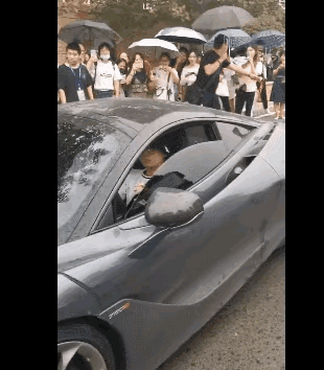 德云社演员座驾一览:  郭德纲:劳斯莱斯幻影800w起步,  张云雷:阿斯顿