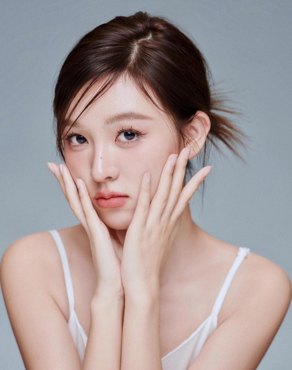 标准的鹅蛋脸美女,清透妆容下颜值好高