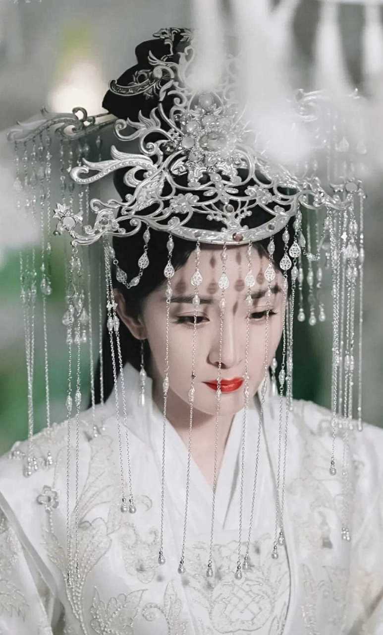 杨幂扮演的白浅,大婚时这套白色造型太!美!了!