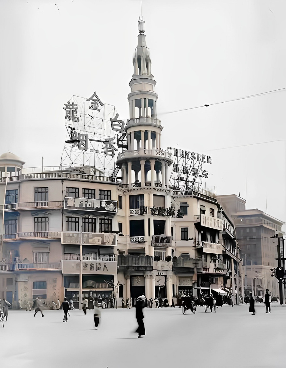 20世纪40年代,上海大世界的一张老照片,当时是白天,一夜幕降临,这里便