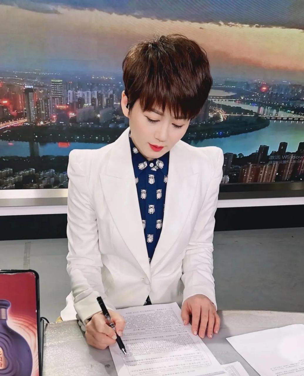 百家号星火计划# 知名美女主持人曹琳琳,玩了一招"乾坤大挪移", 这