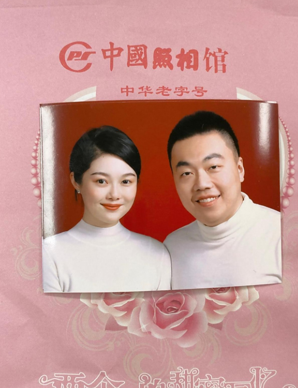 网红晚晚和他的丈夫林翰的合影,虽然林翰其貌不扬,但是感觉晚晚嫁给他