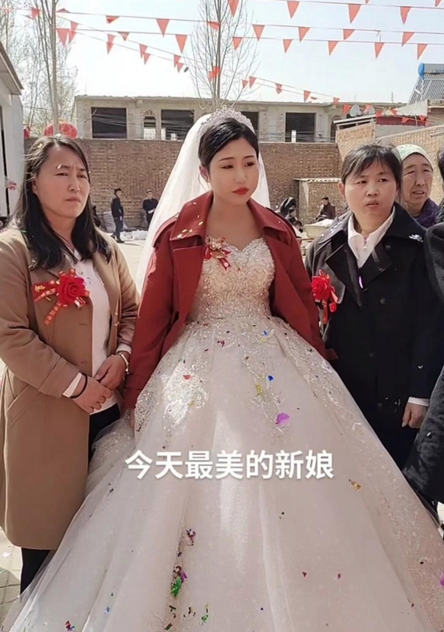 看见了新娘子拜天地,想起了我结婚时也是这样的表情吧!