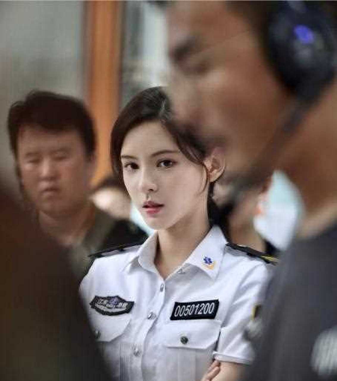 张予曦新剧开机,穿黑白色制服搭配低马尾,五官精致又美又飒 娱乐圈当