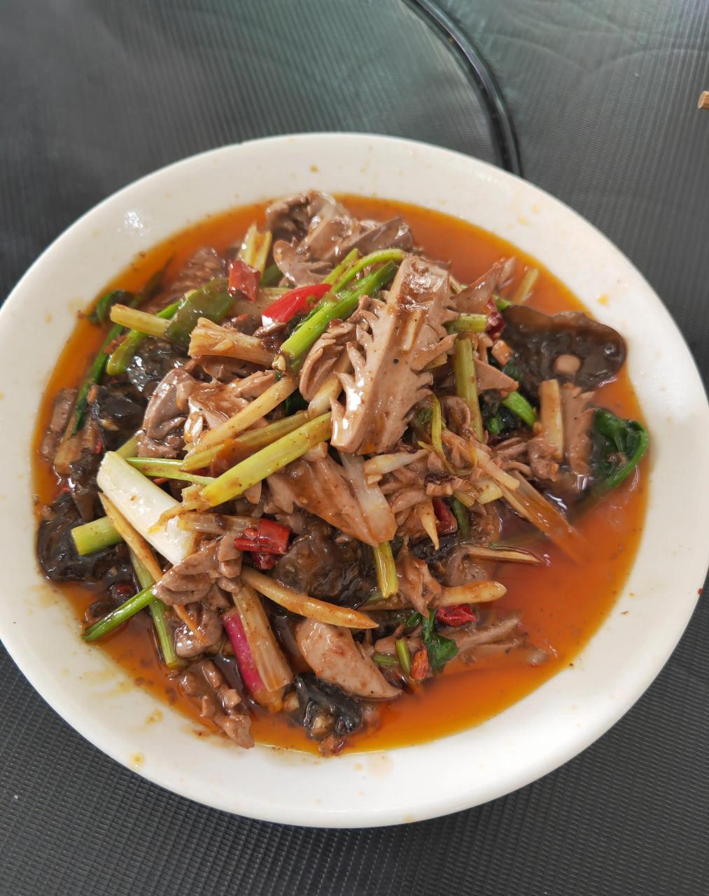 广汉位于向阳镇的这家不出名的路边店,整的菜好吃.