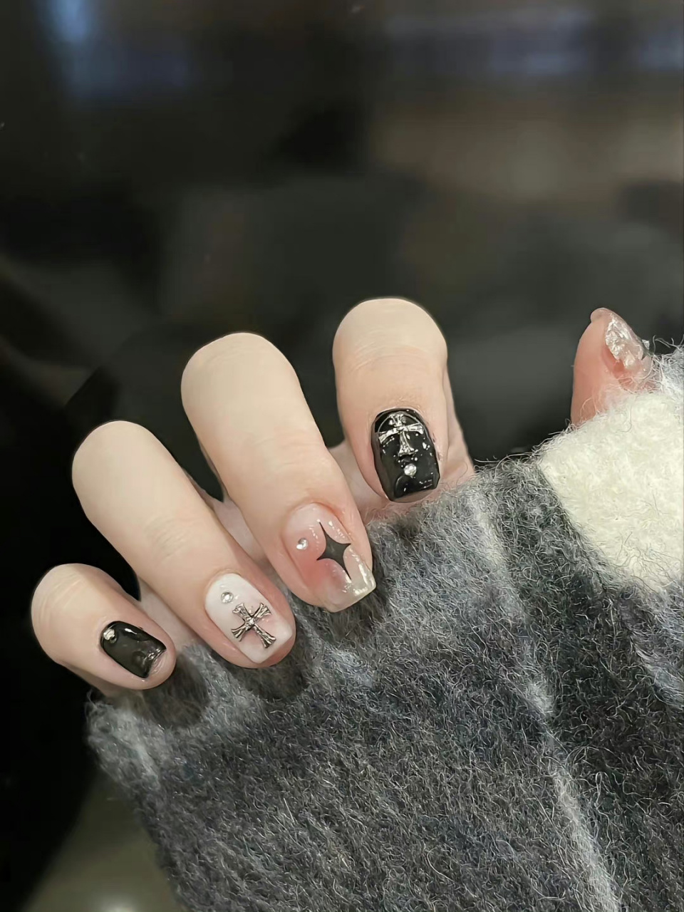 甜酷女孩黑色美甲不仅展现出女孩的甜美一面, 还透露出一