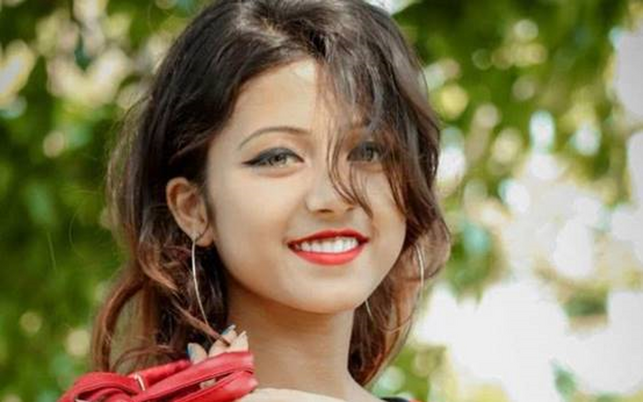 这位超高颜值的女孩,便是印度的油彩女孩,名字叫做riya sanyal,在印度