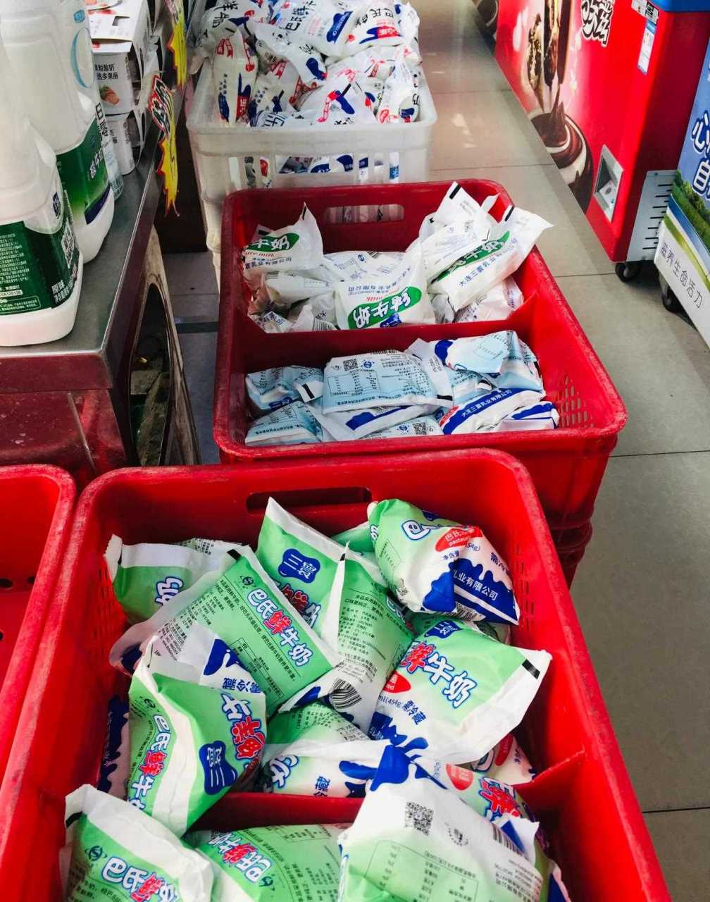 大连三寰集团出品的巴氏鲜牛奶,442毫升大袋牛奶,产品比较畅销啊!