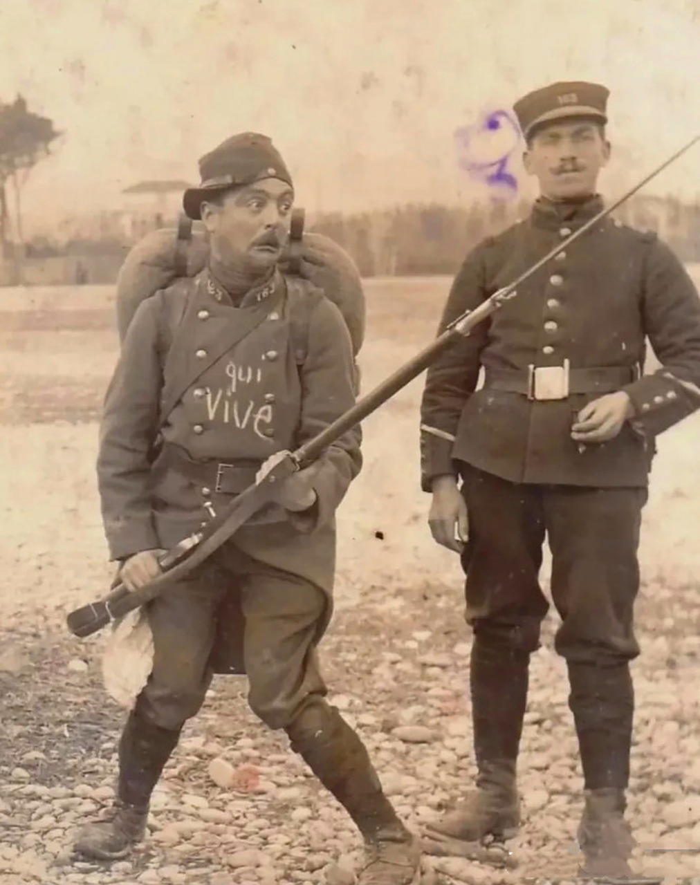 1914年,第一次世界大战期间,意大利新兵刚开始学拼刺刀,看这表情上了