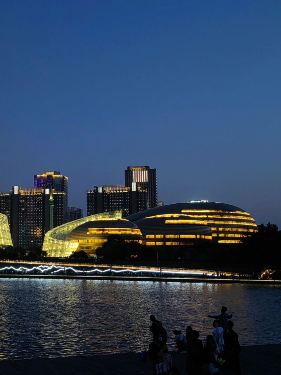 打卡郑州地标建筑"大玉米",一定要晚上来,白天起来反而光秃秃的没有