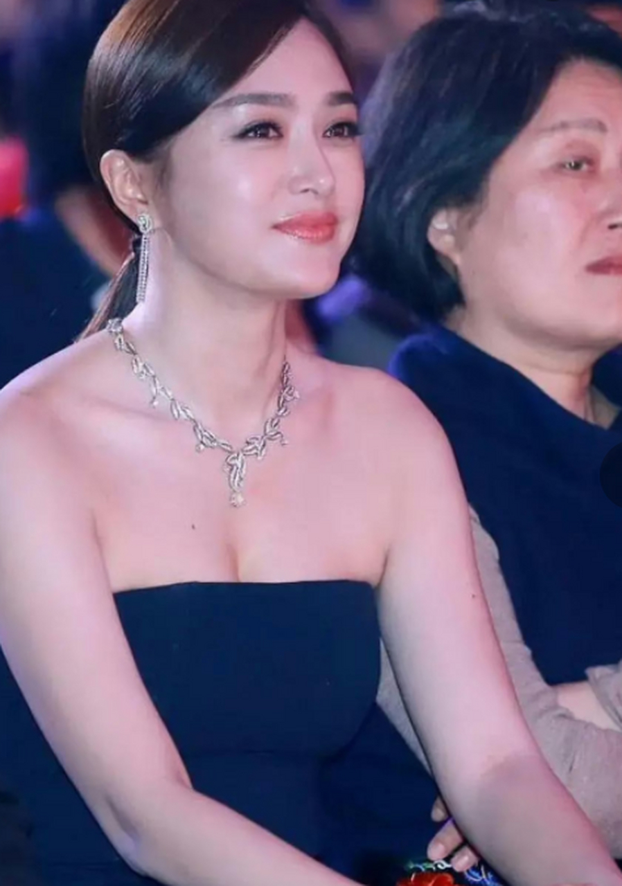 秦岚这是发福了吗?穿基础款黑色抹胸礼服裙的她怎么显得身材这么"壮!