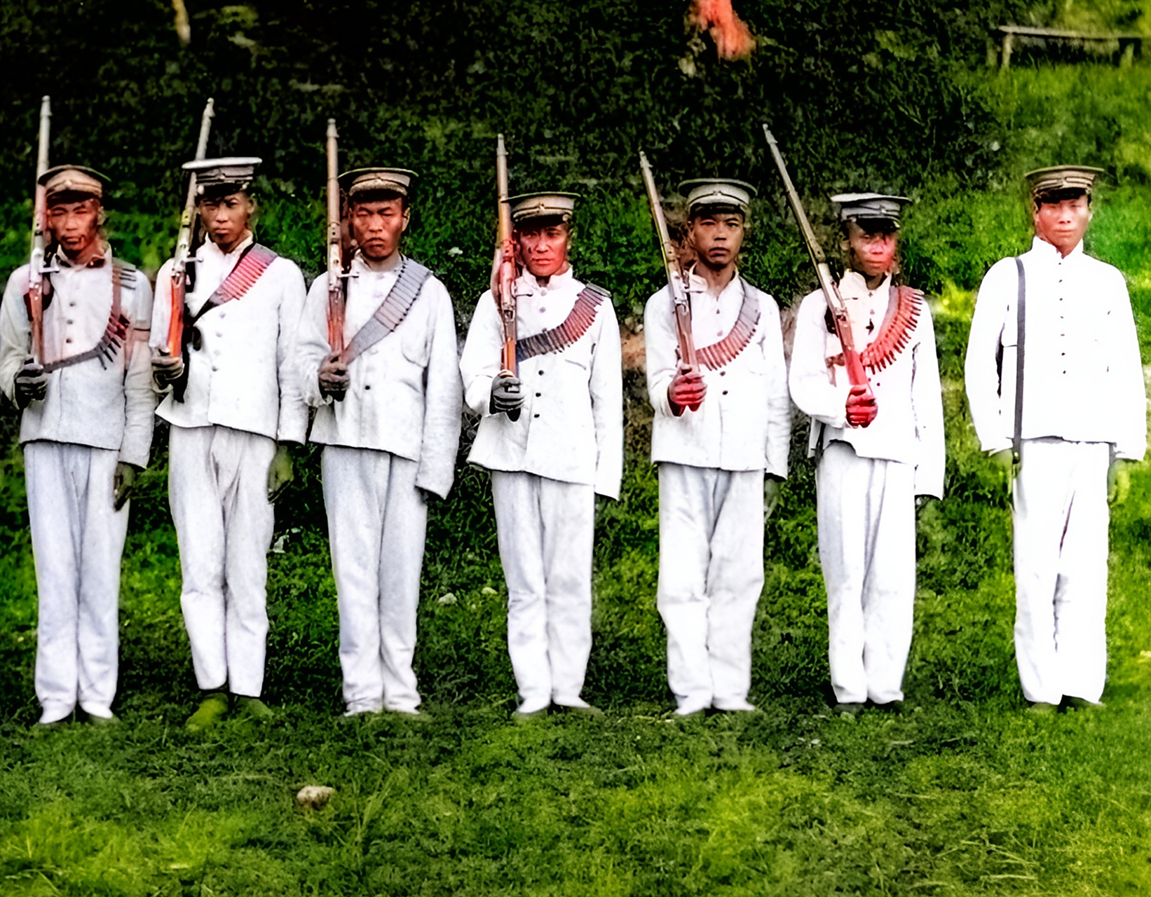 他们统一军装,肩扛步枪,整齐划一.