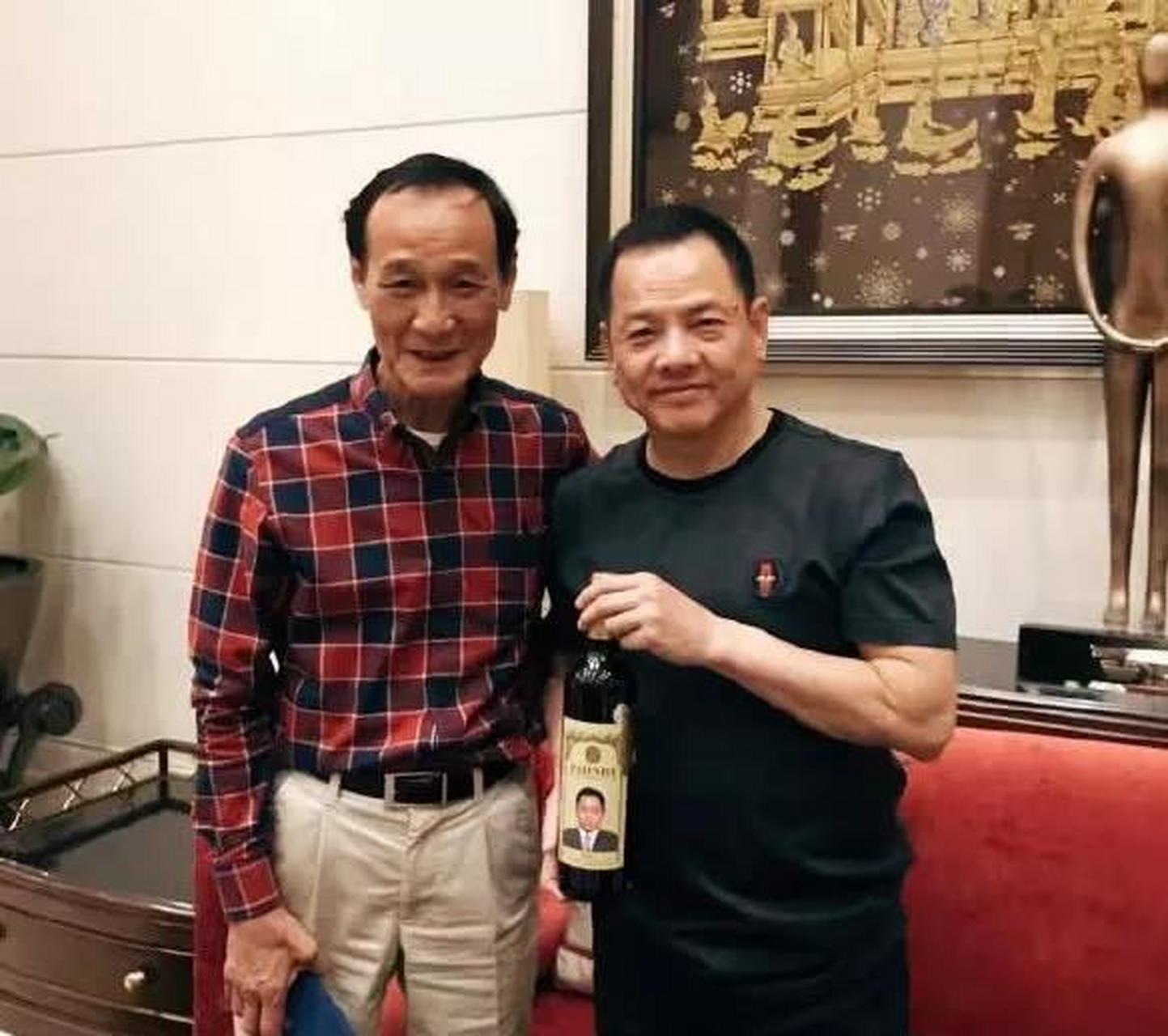 1998年,崩牙驹正在家中喝酒,突然接到赌王何鸿燊的电话:"阿驹,有人想