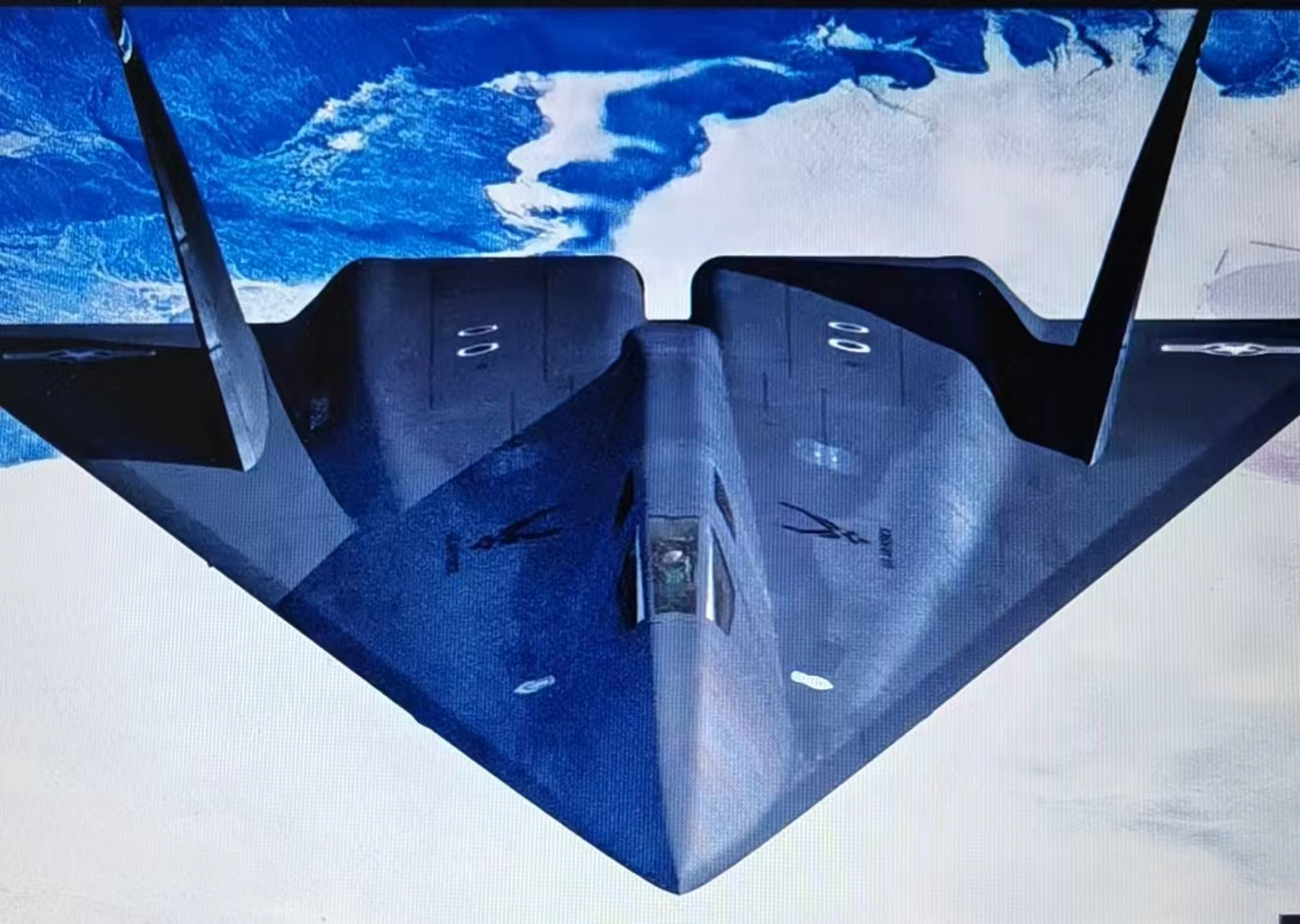 美国新型b-21隐形轰炸机 在试飞时发生坠落事故!