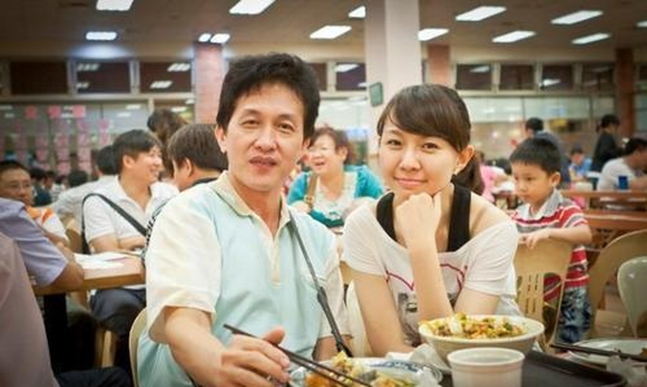 照片是一家人游玩的时候拍的,卓依婷和她的老公还有女儿依偎在一起