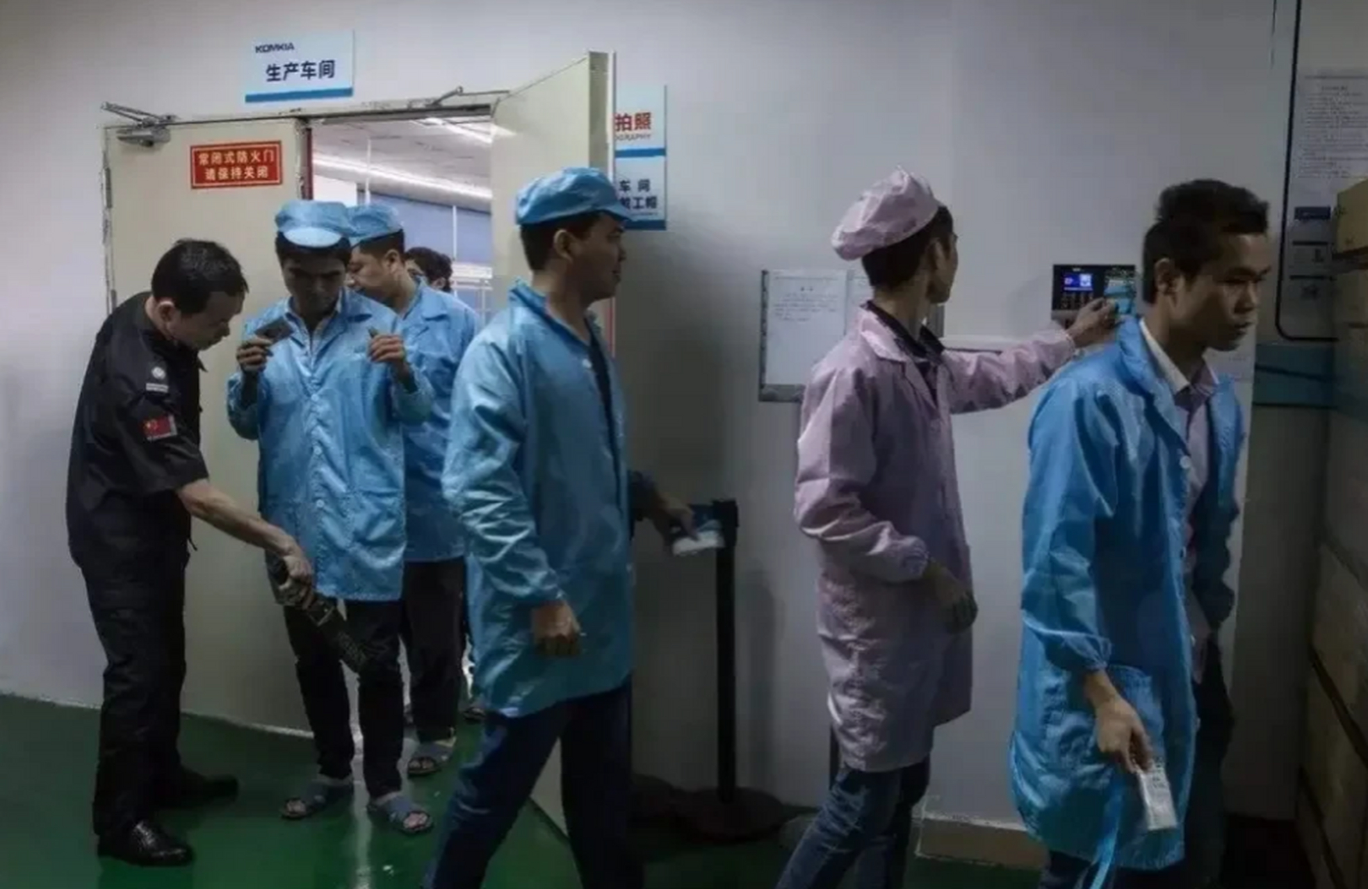 我是流水线上的一个小普工,每天早上8点到晚上8点十二个小时的班