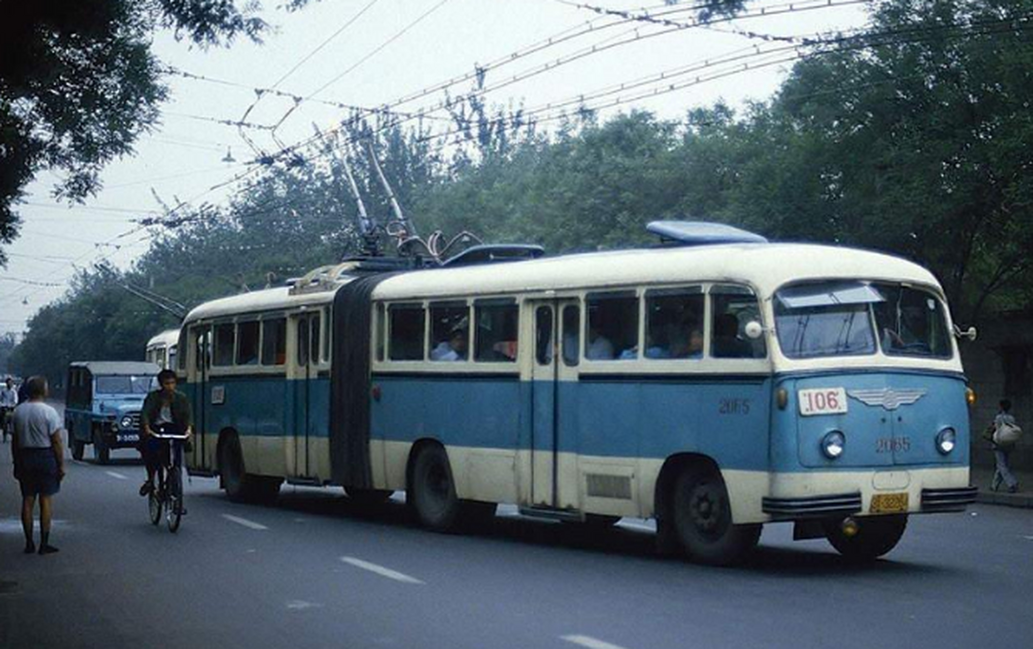 1958年9月上海电车厂试制成功国内第一辆铰接式无轨电车.