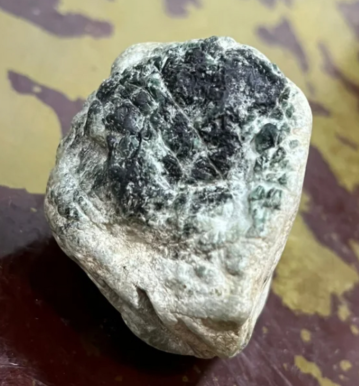 点击头像看直播# #翡翠原石# 木那精品戒面墨翠料,皮壳紧致,翻砂细腻