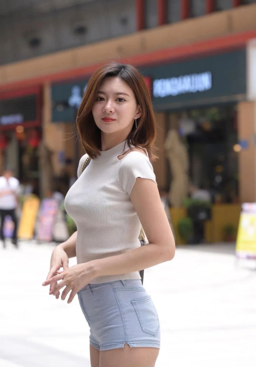 超短牛仔裤美女街拍