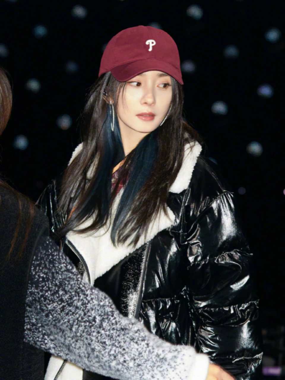 杨幂甜酷保暖穿搭  头戴棒球帽,身着撞色羊羔毛与漆皮羽绒交融的外套