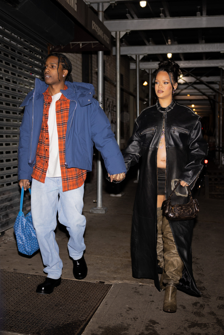 蕾哈娜和男友rocky最新街拍,黑色皮大衣搭配过膝靴,时髦个性!