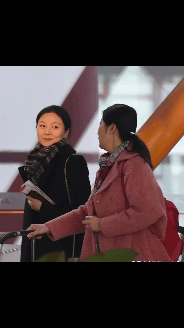 陈婷低扎马尾,黑色大衣配格纹围巾,优雅端庄,素颜亮相,气质很出众!