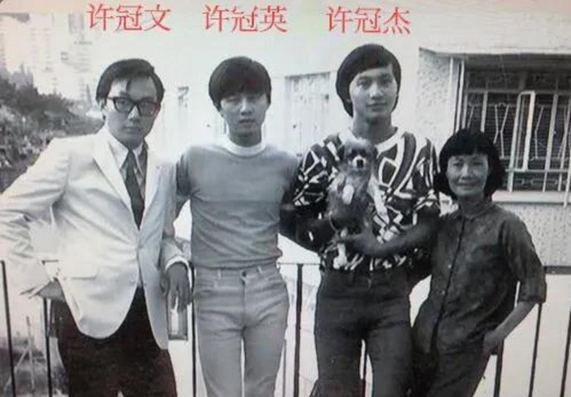 香港电影,许氏三兄弟早年合照,没想到许冠英年轻时这么帅气.