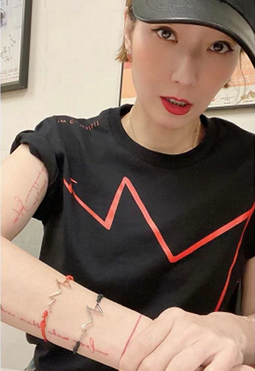 【郑秀文秀胳膊纹身】8月8日,郑秀文在个人社交平台上分享自己近况照