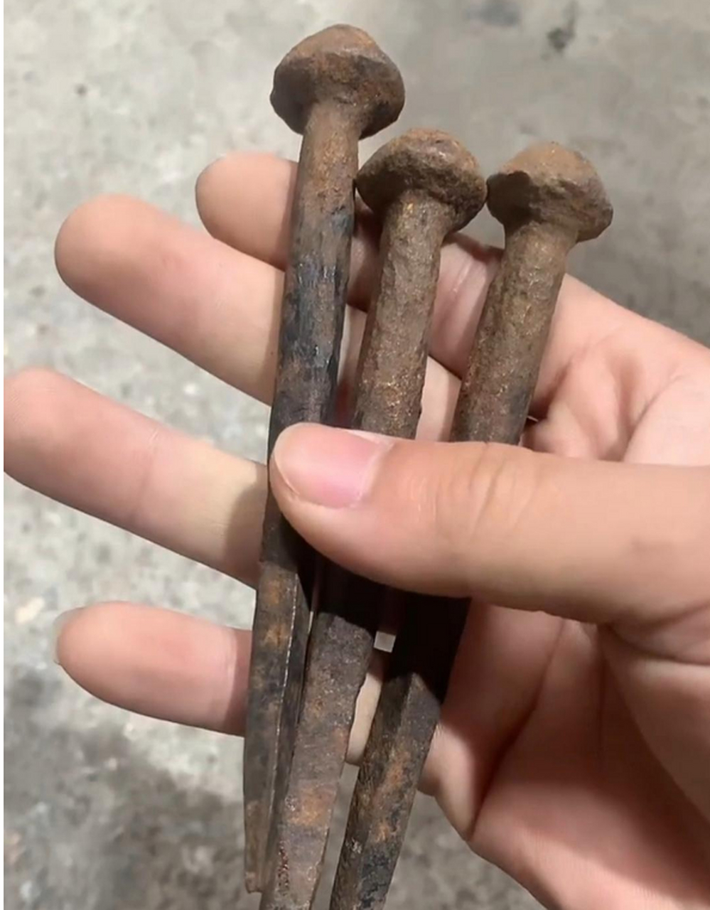 这么长这么粗的钉子,你们知道是干嘛是的嘛?