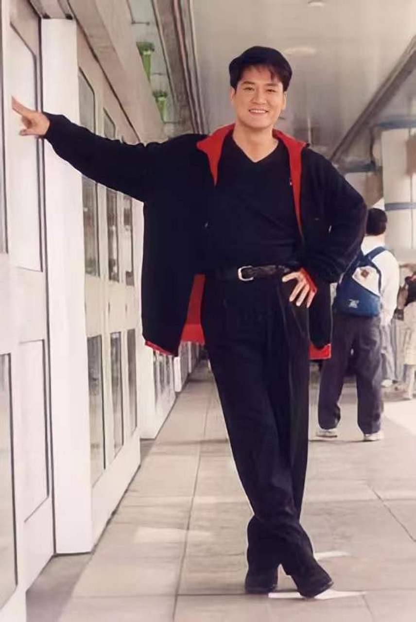 周华健年轻照大曝光!一代歌神青春阳光好耐看啊!