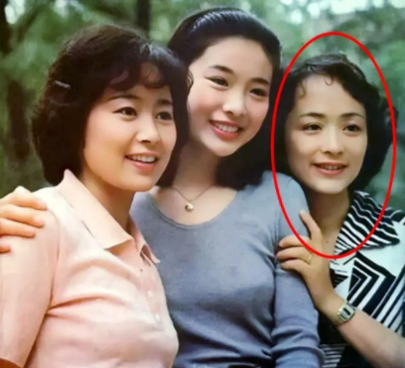 三人合影中,左一是张瑜,曾因出演电影《庐山恋》而闻名.