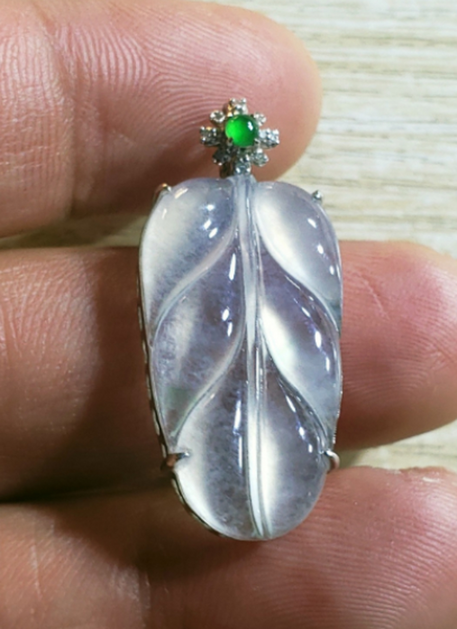 点击头像看直播# #翡翠#老坑高冰种·金枝玉叶》冰透起荧光,18k金伴