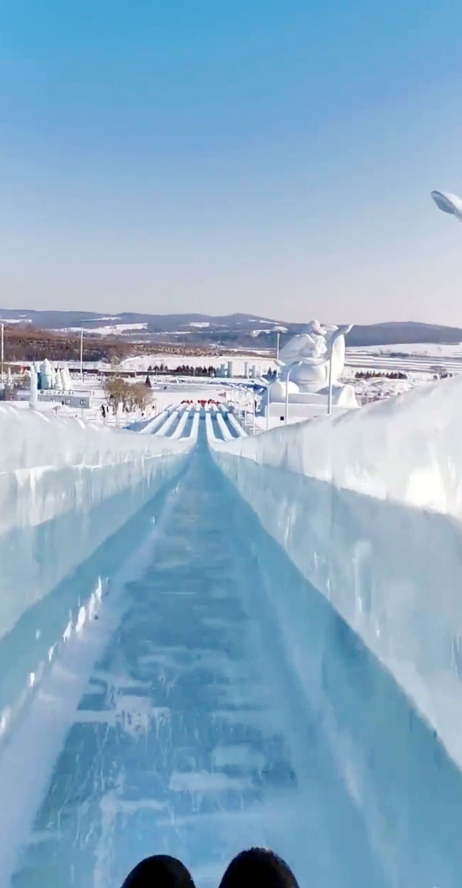 见识一下长春冰雪大世界的滑梯,接下来这一幕,隔着屏幕看都过瘾
