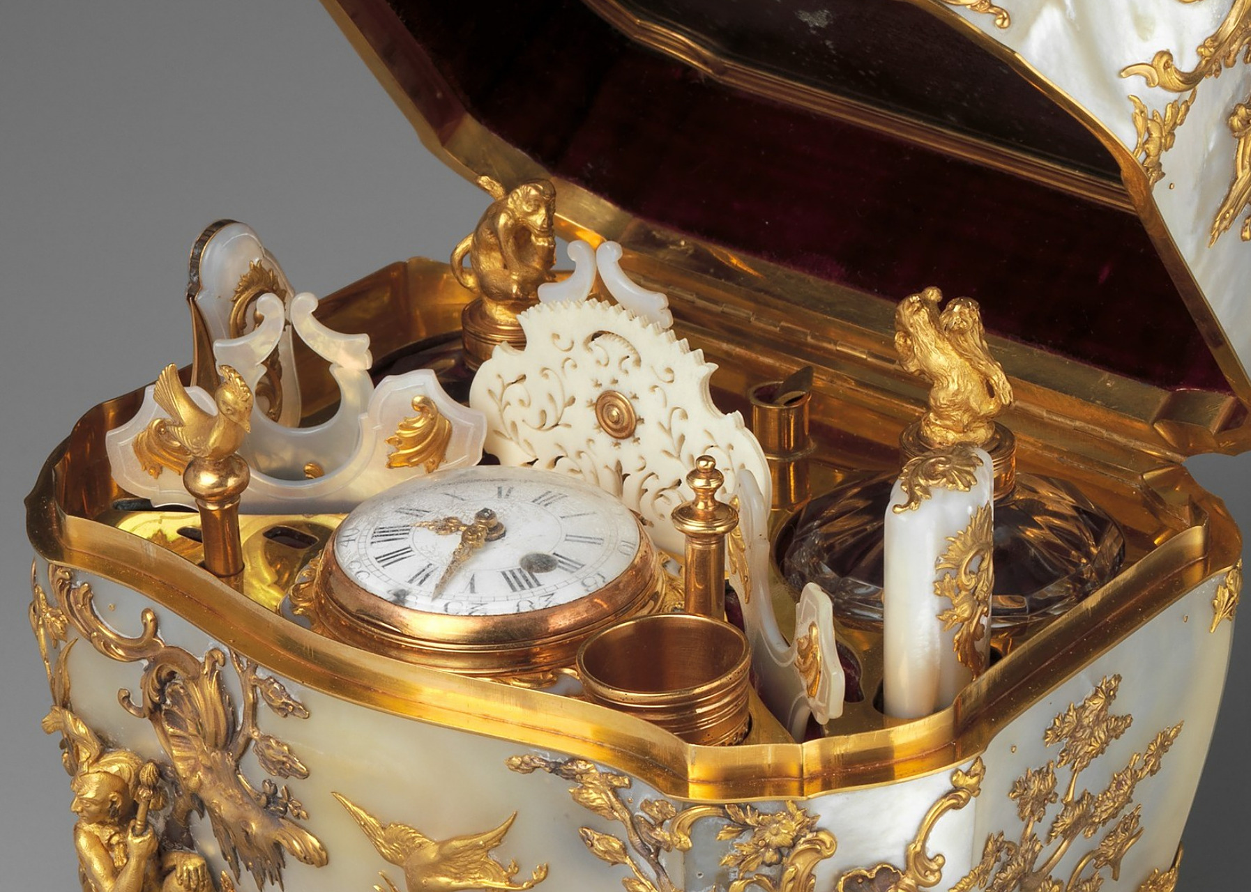 美国大都会博物馆收藏的一件18世纪洛可可风格德国制作的缝纫套件