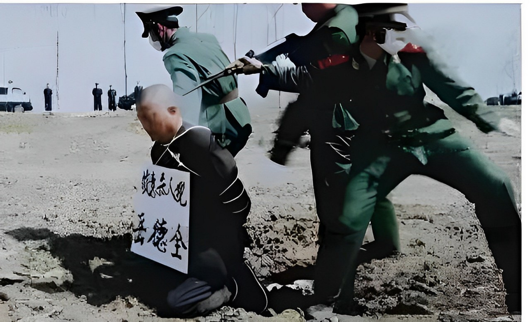 90年代的郊区刑场,死刑犯岳德全正在被执行死刑,画面中他跪在地上