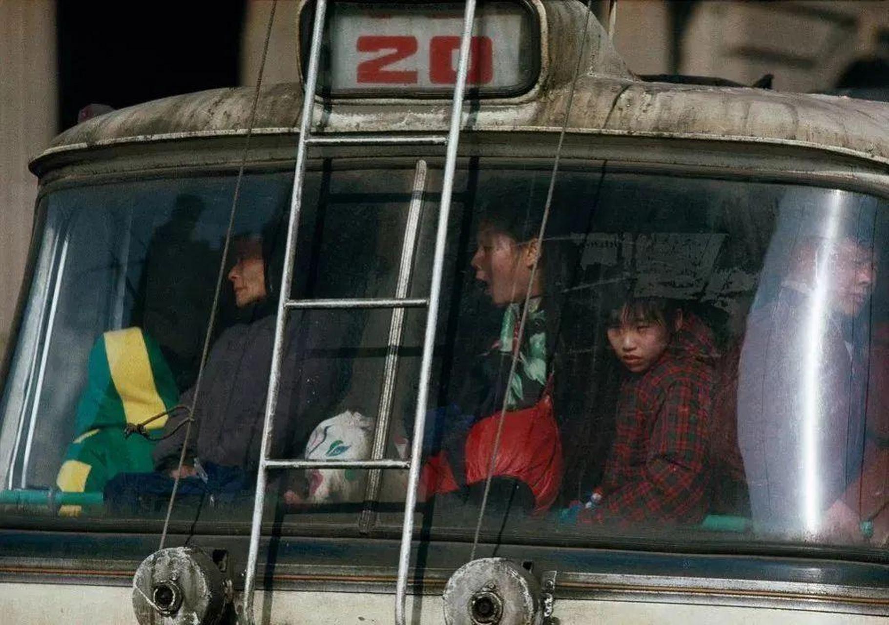 90年代初的上海,破旧的公共汽车,与大都市的印象格格不入.