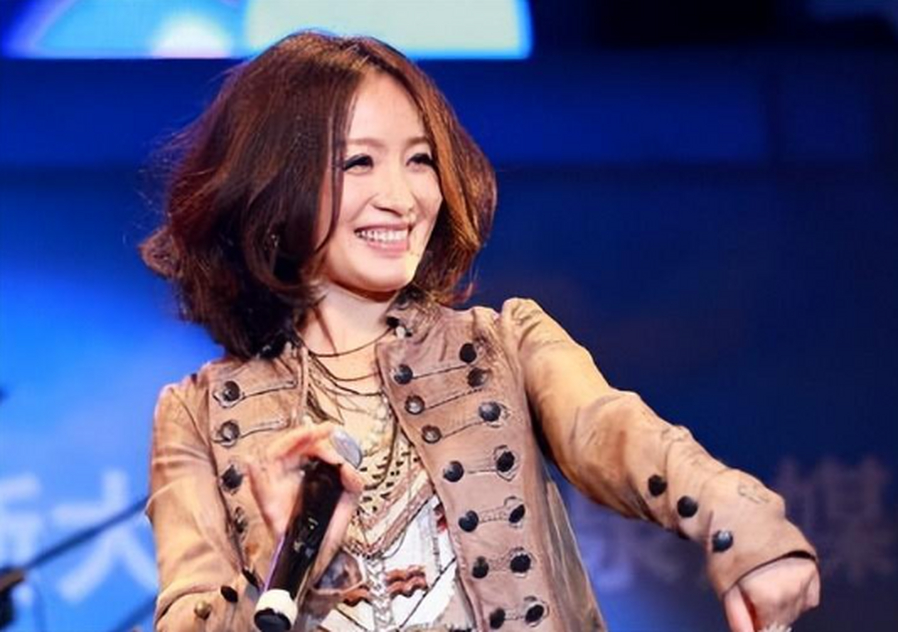 作为一位优秀的蒙古族女艺人,斯琴格日乐在演艺界拥有着不错的成就和