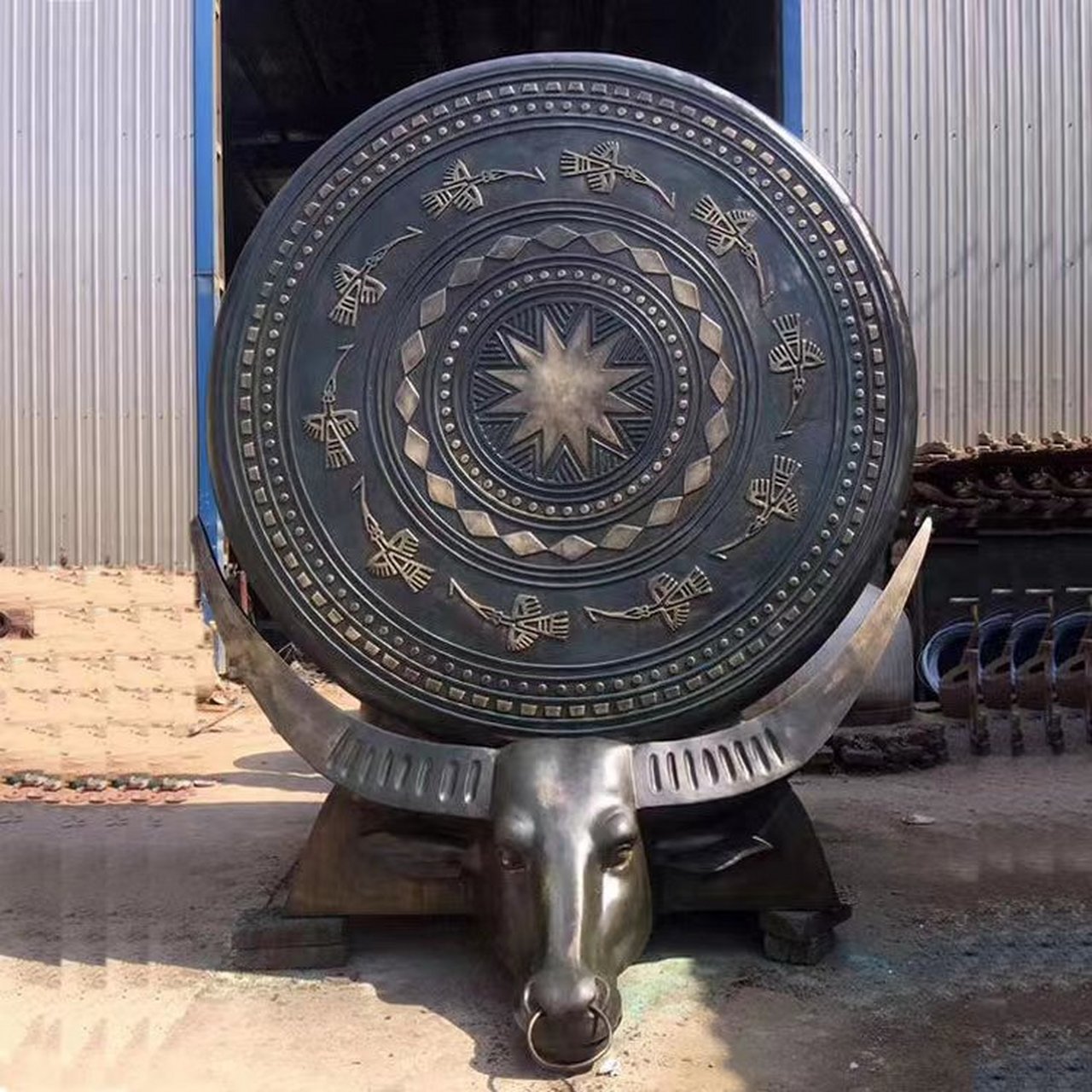 花纹雕刻黄铜鼓 室内观赏性铜鼓摆件 大小尺寸铜鼓定做 青铜鼓摆件