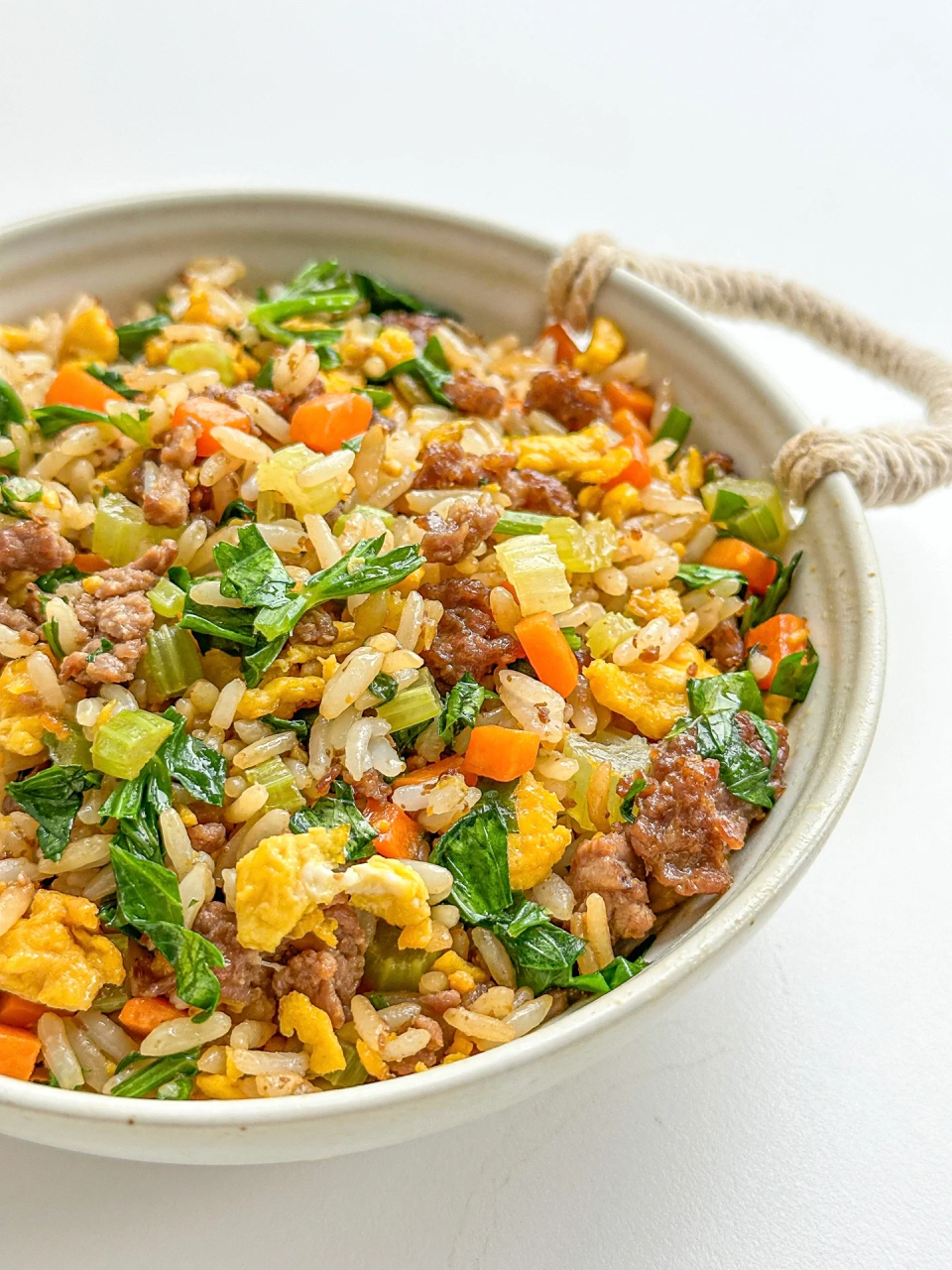 牛肉芹菜炒饭  饭渣宝宝也爱吃的芹菜牛肉炒饭来啦97清香的芹菜搭配