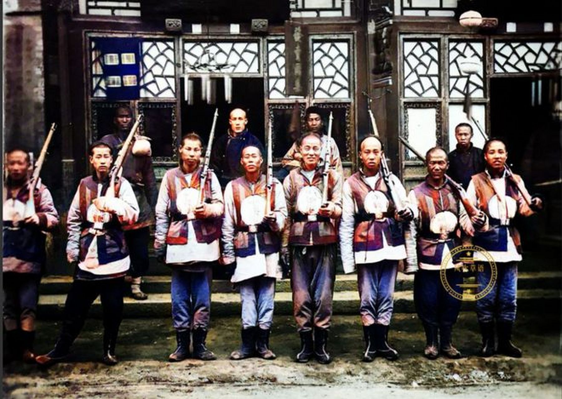 大约在1900年左右,一队清朝的士兵合影留念.